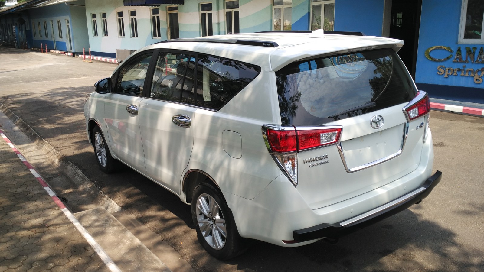 Toyota Innova Crysta spacious luggage capacity for airport travel